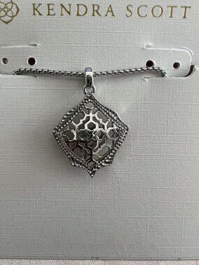 Kendra Scott necklace